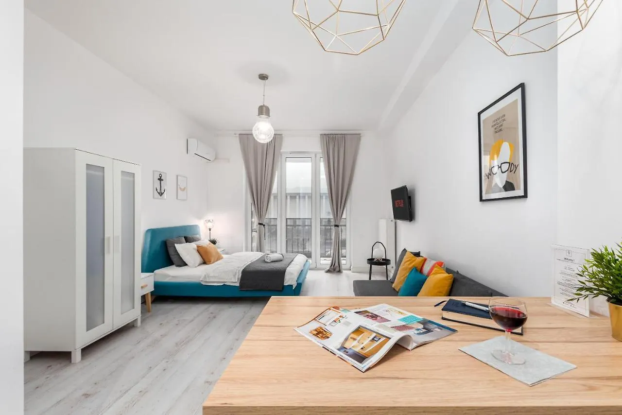 Palm Aparts Warsaw Apartment